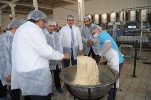 Bursa Osmangazi Belediye Başkanı D&uuml;ndar şekerleme kazanının başına ge&ccedil;ti