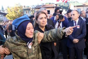 Eşini son yolculuğuna komando kıyafetiyle uğurladı