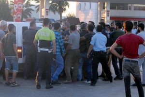 Kaza sonrası &ccedil;ıkan kavgaya polis m&uuml;dahale etti