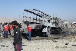Pakistan'da bombalı saldırı! Ara&ccedil; k&uuml;le d&ouml;nd&uuml;