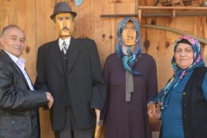Anne babasına &ouml;zlemini 'heykelleri' ile dindiriyor