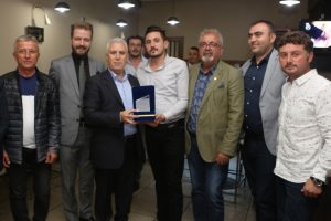 Bursa'da Balkan Mahallesi esnafından Bozbey'e teşekk&uuml;r plaketi