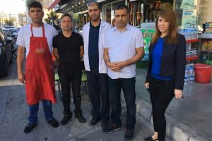 Kimi d&uuml;kkanda yatıyor, kimi mallarını evine taşıyor