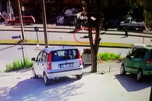 Kamyonet kadına b&ouml;yle &ccedil;arptı