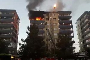 Apartmanın 7'nci katında yangın