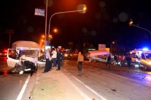 İki kamyonet &ccedil;arpıştı: 1 &ouml;l&uuml;, 5 yaralı