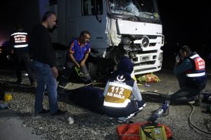 Yol kenarında arıza yapan kamyonete TIR &ccedil;arptı!