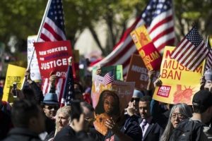 Beyaz Saray &ouml;n&uuml;nde Trump'ın 'seyahat yasağı' protesto edildi