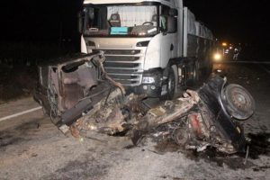 &Ccedil;anakkale'deki trafik kazasında otomobil ikiye b&ouml;l&uuml;nd&uuml;