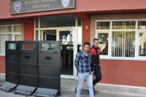 Bursa'da &ccedil;aldığı &ccedil;antayı karakol duvarına bıraktı, polisler alarma ge&ccedil;ti
