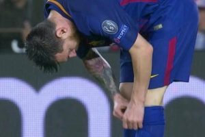 Messi &ccedil;orabının i&ccedil;inden &ccedil;ıkarıp, ağzına attı!