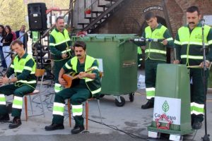 Temizlik iş&ccedil;ileri &ccedil;&ouml;pten m&uuml;zik &ccedil;ıkardı