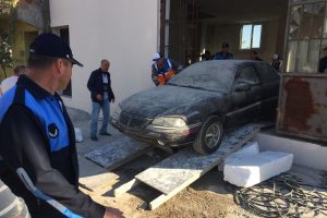 Bursa'da yıkımı engellemek i&ccedil;in aracını park etti!