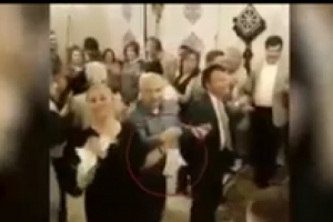 'Kadınla tokalaşmak ateş tutmaktan korkun&ccedil;' diyen rekt&ouml;r kadınlarla halayda!