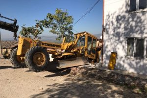 Bursa'da iş makinesi eve girdi, faciadan d&ouml;n&uuml;ld&uuml;