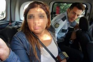 Sevgilisi tarafından bı&ccedil;aklandı, d&ouml;v&uuml;ld&uuml;, otomobilden atıldı!