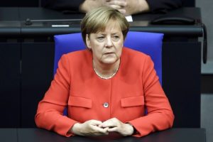 Merkel'den T&uuml;rkiye'ye m&uuml;lteci &ouml;vg&uuml;s&uuml;: Yardımlar yenilenmeli