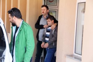 Sokak ortasında karısını defalarca bı&ccedil;akladı