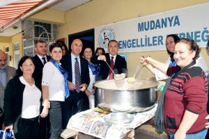Bursa Mudanya Engelliler Derneği'nden aşure ikramı