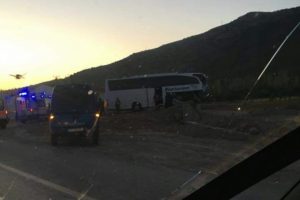 Yolcu otob&uuml;s&uuml; ile TIR &ccedil;arpıştı: 1 &ouml;l&uuml;, 23 yaralı