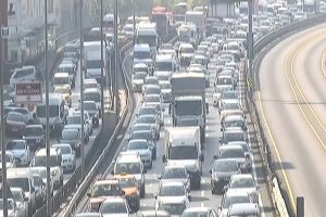 Motosiklet kazası trafiği fel&ccedil; etti