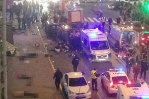 Kırmızıda ge&ccedil;ti 6 kişiyi ezdi