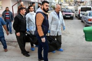 Eşinden boşanan 2 &ccedil;ocuk annesi kendini astı