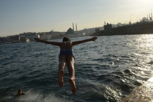 Sonbaharda boğazın serin sularında y&uuml;zd&uuml;ler