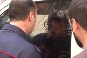 Kamyonet i&ccedil;inde unutulan bebeği itfaiye son anda kurtardı