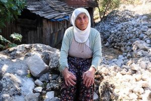 Dudu nine 'ağa&ccedil;ları kurumasın' diye evinden ayrılmıyor