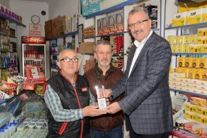 Bursa'da 57 yıllık "bakkal amca"ya &ouml;d&uuml;l