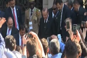 Erdoğan, cuma namazını Bezm-i Alem Valide Sultan Camii'nde kıldı