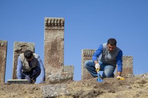 Sel&ccedil;uklu Mezarlığında ilk kez g&ouml;r&uuml;len motifler dikkat &ccedil;ekti