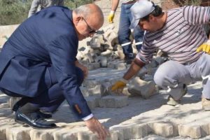 Bursa İznik Belediye Başkanı Sargın parke taşı d&ouml;şedi