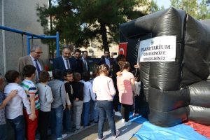 Bursa'da planetaryum ile g&ouml;ky&uuml;z&uuml;n&uuml; keşfediyorlar