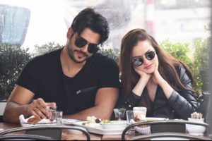 Burak &Ouml;z&ccedil;ivit'in hayranları, fotoğrafını beğenen Rus modele tepki g&ouml;sterdi