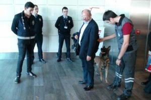 Avusturya yolcularına k&ouml;pekli arama