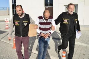 80 yaşındaki kadını d&ouml;v&uuml;p, emekli maaşını gasp etti
