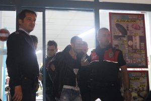 Polisi g&ouml;rd&uuml;, cama &ccedil;arptı, paralar sa&ccedil;ıldı