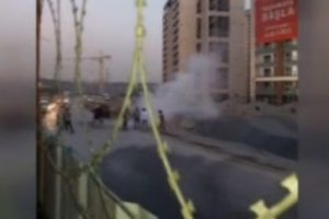 Alev alev yanan şahsı, iş&ccedil;iler kurtardı
