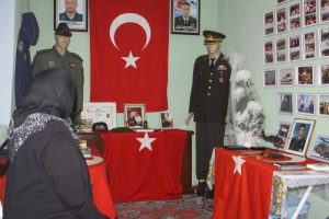Şehit oğlunun eşyalarında teselli arıyor