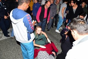 Bursa'da karşıdan karşıya geçen anne ile kızına otomobil çarptı!