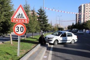 Ehliyetsiz s&uuml;r&uuml;c&uuml; kaldırımdaki &ccedil;ocukları ezdi