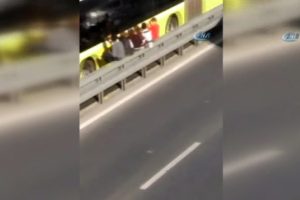 Suriyeli &ccedil;ocukların metrob&uuml;s yolunda tehlikeli oyunu