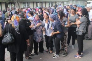 D&uuml;zenek kurup annesine kendini &ouml;ld&uuml;rten gen&ccedil; toprağa verildi