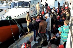 İzmir'de 98 ka&ccedil;ak g&ouml;&ccedil;men kurtarıldı