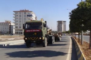 Sınıra fırtına ob&uuml;s ve tank sevkiyatı