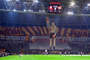Trib&uuml;ndeki koreografi tartışma yarattı