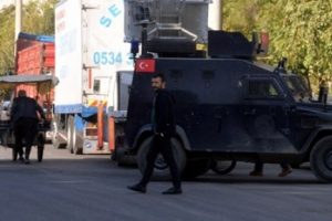 Diyarbakır'da uzman &ccedil;avuşa silahlı saldırı