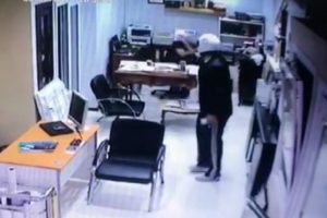 Kasklı saldırgan hasmını b&ouml;yle kurşunladı